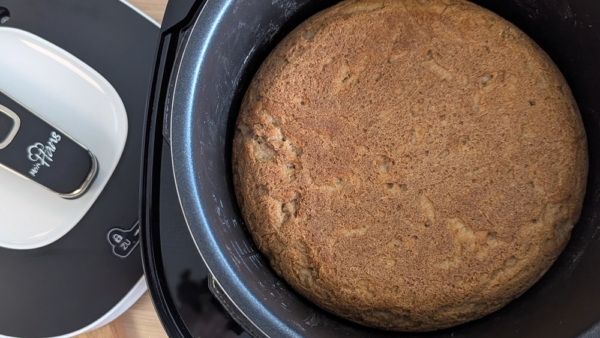 Brotbacken im Multikocher MeinHans - Ansicht rundes Brot von oben im Multikocher-Topf 