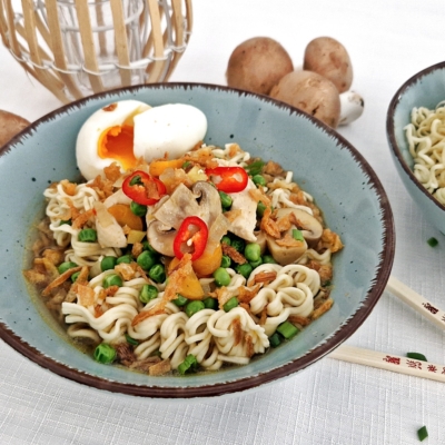 Ramen Nudeln Suppe mit GEmüse und Ei