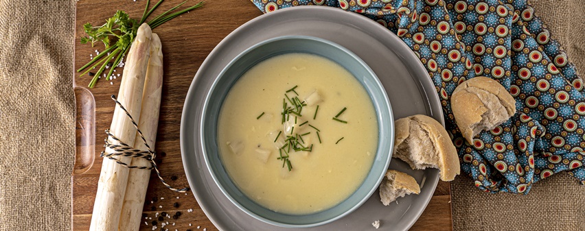 weiße Spargelcremesuppe mit Stückchen