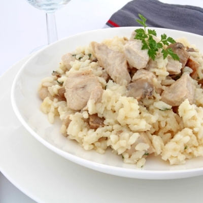 Hühnechen gekocht mit Reis auf weißem Teller
